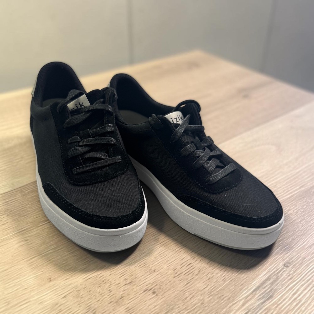 Kizik Prague Black Canvas Suede Hands-Free Sneakers Mens 7 Wide Womens 8.5 Wide